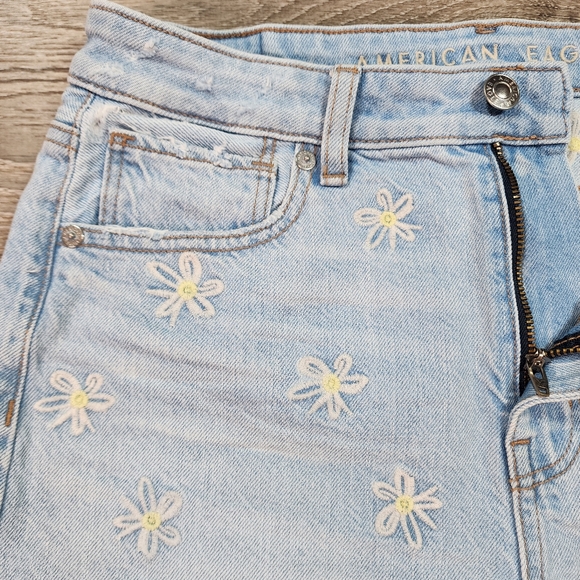 AMERICAN EAGLE Daisy Flower Embroidered Cut Off Distressed Denim Jean Shorts 2 - Picture 2 of 14